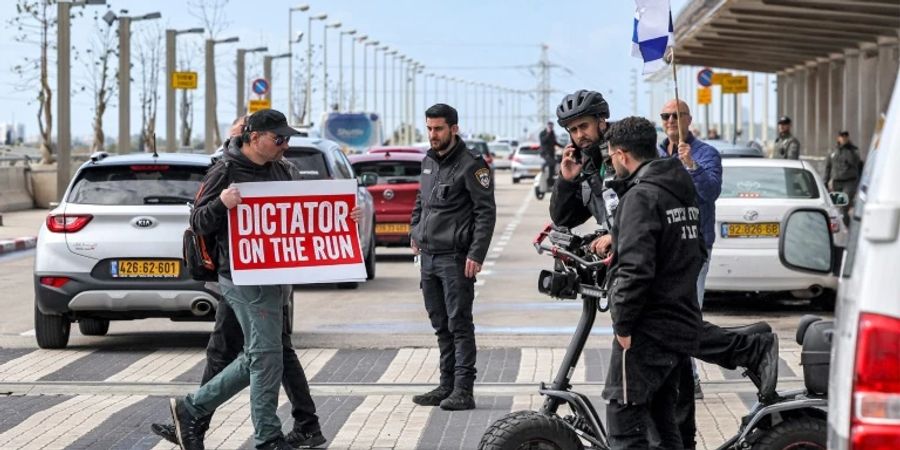 Protest gegen Netanjahu vor Abflug nach Berlin