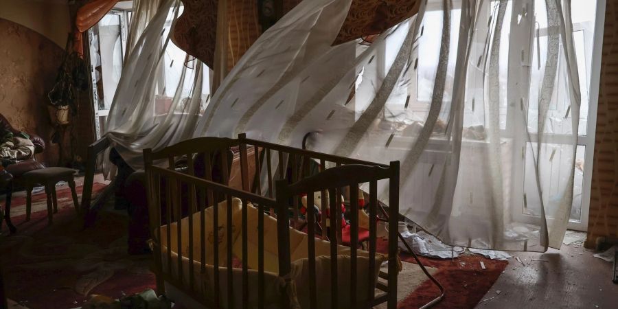 Gespenstische Szene: Eine verlassene und durch Beschuss beschädigte Wohnung in Bachmut.