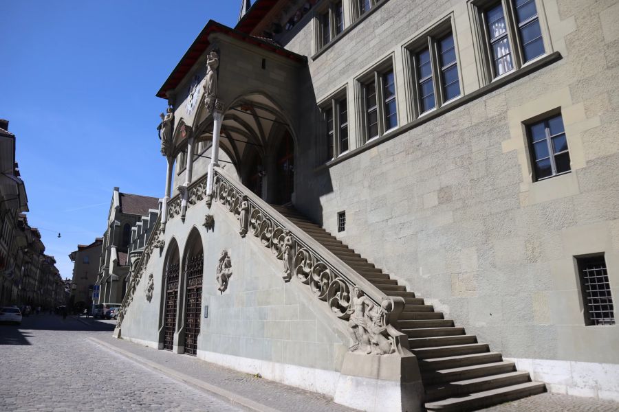 Eingang zum Rathaus Bern in der Berner Altstadt.