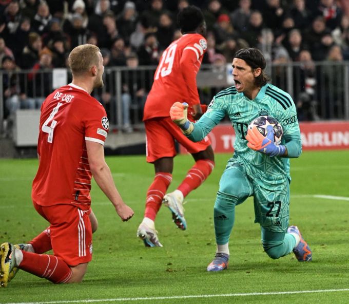 Yann Sommer und Matthijs de Ligt jubeln: In 180 Minuten lassen die Bayern gegen das Starensemble von PSG keinen Gegentreffer zu. Yann Sommer