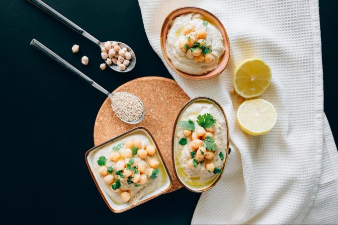 Hülsenfrüchte wie zum Beispiel Kichererbsen sind gute Proteinlieferanten in der pflanzlichen Küche. Kichererbsen