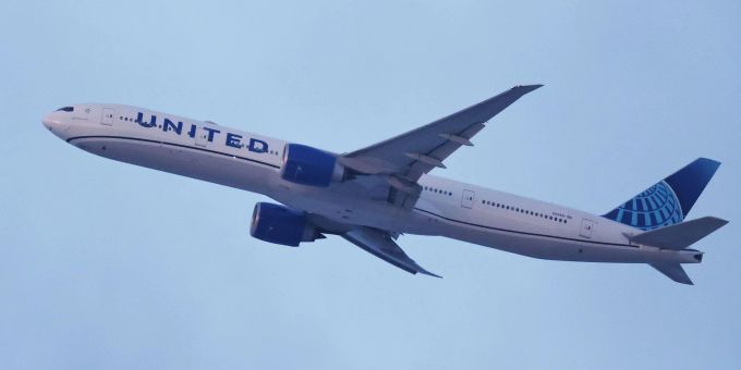In den USA - Flug-Passagier will Tür öffnen und attackiert Crew