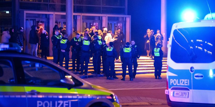 Polizisten bei einem Einsatz vor einem Kino in Hamburg.