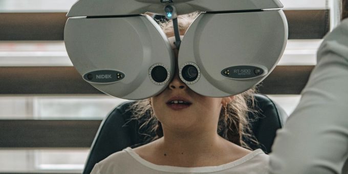 Kinder sind eher weit- als kurzsichtig, Kinder weitsichtig kurzsichtig
