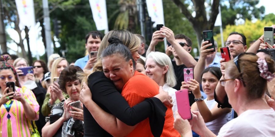 Die australische Sängerin Delta Goodrem umarmt einen Fan vor der Gedenkfeier.