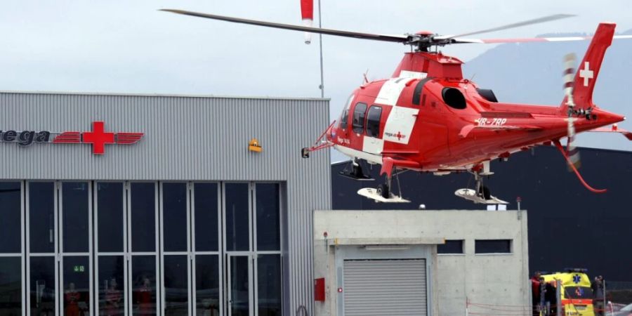 Für die Rettung des Mannes, der in den Bergen eine Kohlenmonoxidvergiftung erlitten hatte, kam ein Helikopter der Rega-Basis Locarno zum Einsatz. (Archivbild)