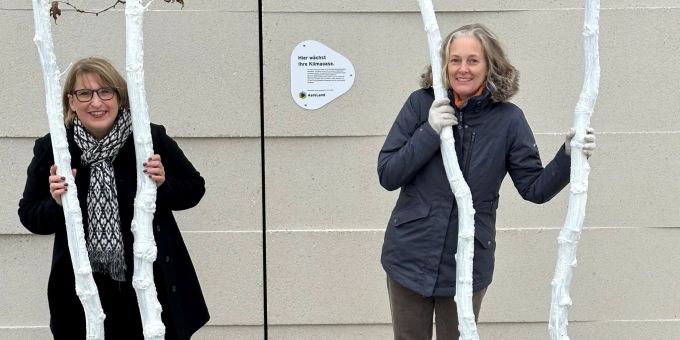 Marion Rauber, Stadträtin Direktion Bau Olten, und Karola Dirlam, Kommunikationsverantwortliche AareLand, an der Oltner Klimaoase am Ländiweg. Zwei Frauen an neu gepflanzten Bäumen