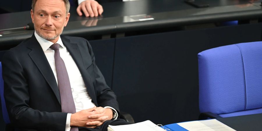 Christian Lindner (FDP), Bundesminister der Finanzen, während der  Regierungsbefragung des Bundestags.