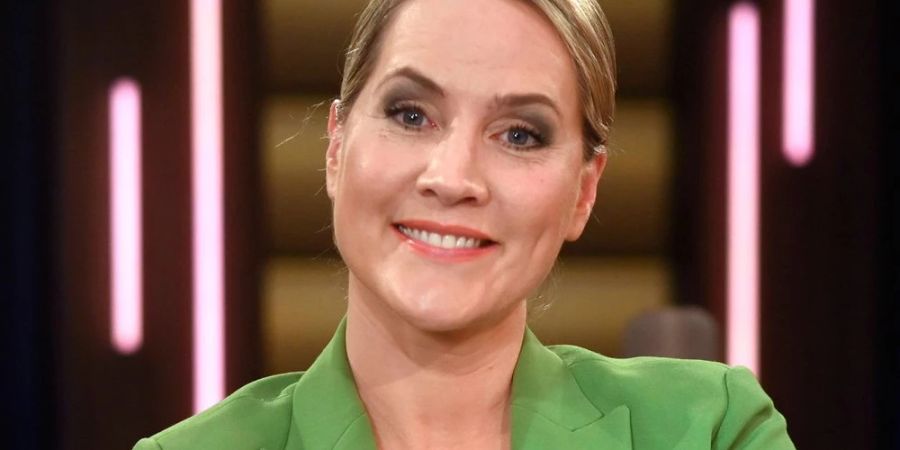Judith Rakers geniesst das Leben in der Natur.