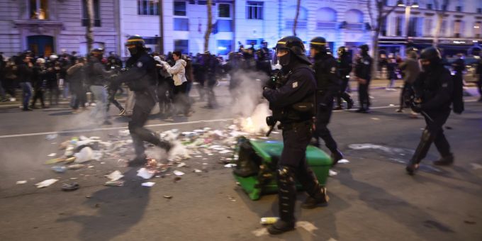 In Paris wird weiter gegen Macrons Rentenreform protestiert. macrons