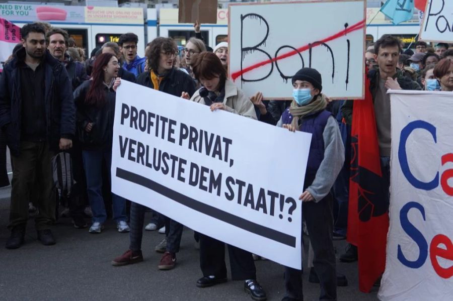 Bei der Demo auf dem Paradeplatz treffen links und rechts aufeinander.