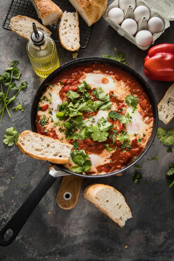Von der internationalen Küche inspiriert: Shakshuka wird aus pochierten Eiern und einer Sauce aus Tomaten, Chilischoten und Zwiebeln zubereitet. Für Veganer kann man die Eier auch weglassen. Shakshuka Eier Veganer international