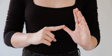 Frau Hände Daumen Gebärdensprache
