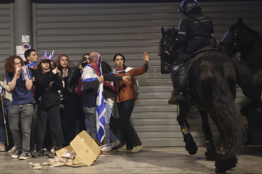 Protestierende und berittene Polizei