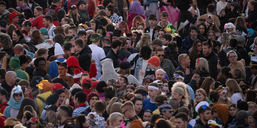 Dicht an dicht: Hunderte Menschen feiern nach dem Rosenmontagsumzug auf dem Gutenbergplatz in Mainz.