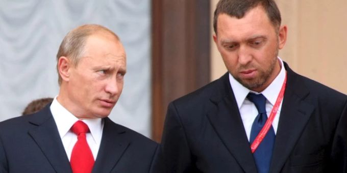 Der russische Oligarch Oleg Deripaska (rechts) übt Kritik am Kurs der Regierung von Wladimir Putin (links). Hier abgebildet: Putin und Deripaska 2008 in Sotschi. Russland kein geld