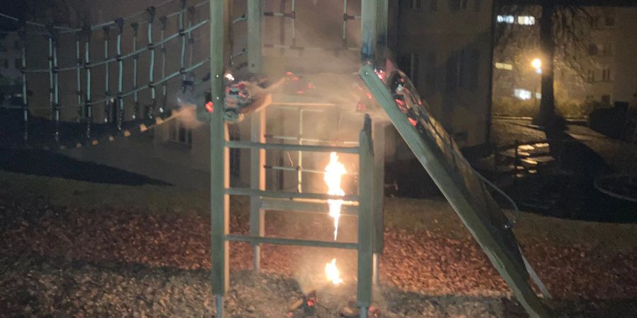 Brandstiftung auf Kinderspielplatz in Schwanden