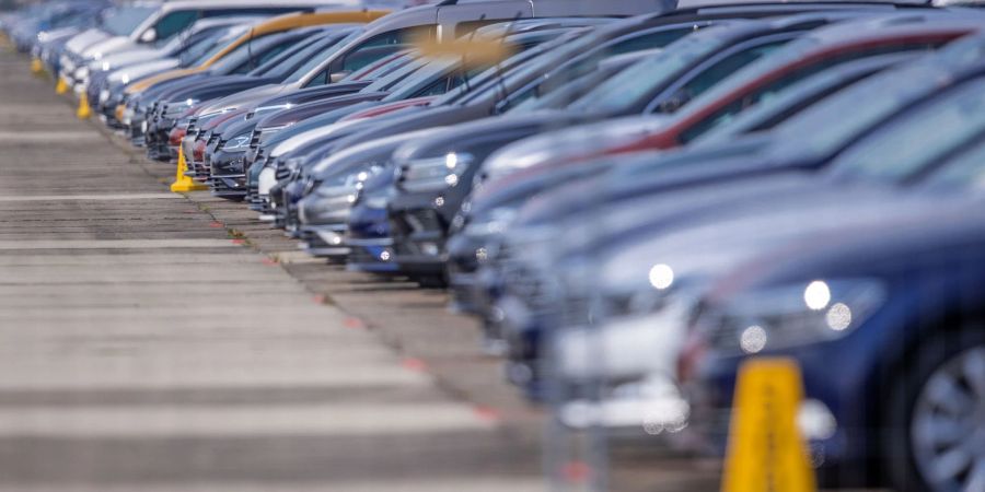 Die Beliebtheit von Benzinern steigt laut einer Umfrage wieder - die von Hybridautos und reinen Elektrofahrzeugen sinkt allerdings.