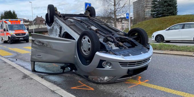 Risch Rotkreuz ZG - Drei Verletzte und zwei kaputte Autos nach Unfall