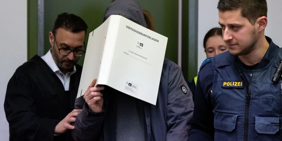 Der wegen schweren sexuellen Missbrauchs angeklagte Mann wird im Landgericht München in den Verhandlungssaal geführt.