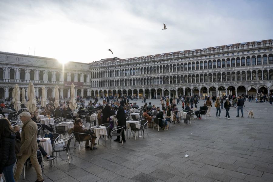 Vor allem Kreuzfahrt-Passagiere belasten Venedig stark.