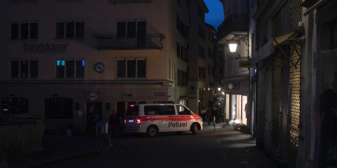 Niederdorf ZH - Zwei Männer lagen bewusstlos auf Pflaster