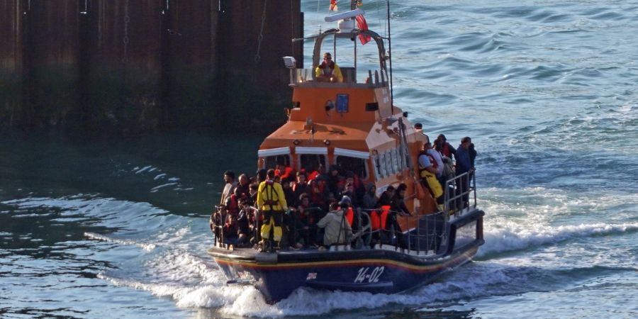 Im Ärmelkanal haben britische Seenotretter am vergangenen Donnerstag mehrere Menschen aus dem Wassser gerettet, bei denen es sich vermutlich um Migranten handelt.