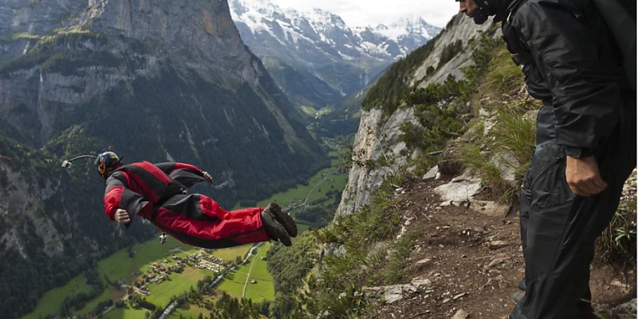 Ein Basejumper springt 2011 von der Absprungstelle «High Nose» im Lauterbrunnental. (Archivbild)