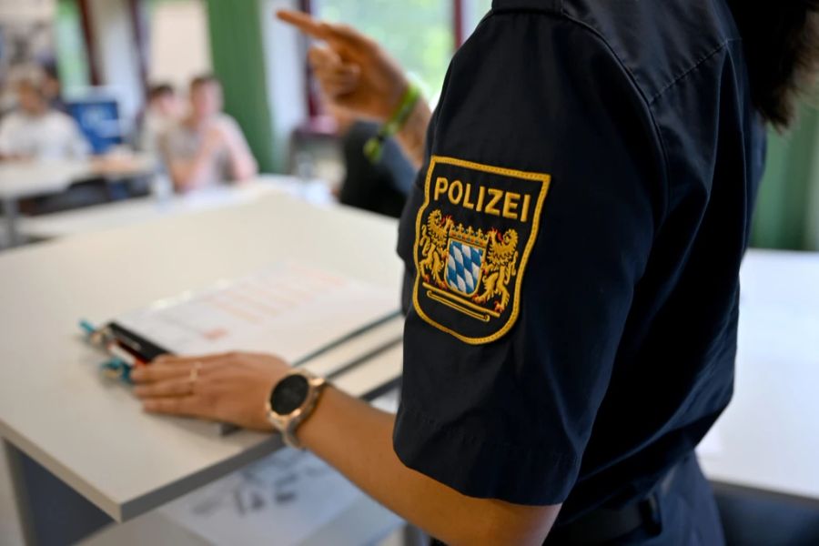 Trotz einer sofortigen Fahndung mit zahlreichen Polizeikräften konnte das flüchtige Paar nicht mehr gefunden werden. Die Ermittlungen laufen.