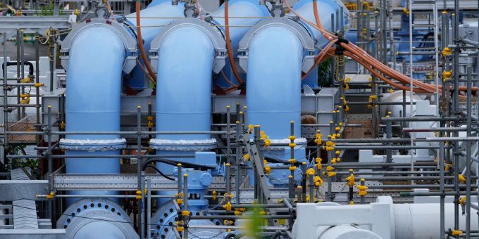 Die blaue Pipeline für den Transport von Meerwasser ist Teil der Anlage für die Ableitung von aufbereitetem radioaktivem Wasser aus dem Kernkraftwerk Fukushima Daiichi ins Meer. Die blaue Pipeline für den Transport von Meerwasser ist Teil der Anlage für die Ableitung von aufbereitetem radioaktivem Wasser aus dem Kernkraftwerk Fukushima Daiichi ins Meer.