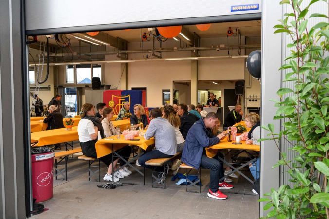 Viele Besucher am Garageneröffnungsfest bei Hoffmann Automobile in Zwingen.