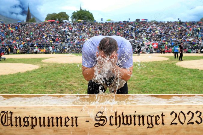 Ein Schwinger erfrischt sich am Schwingerbrunnen.