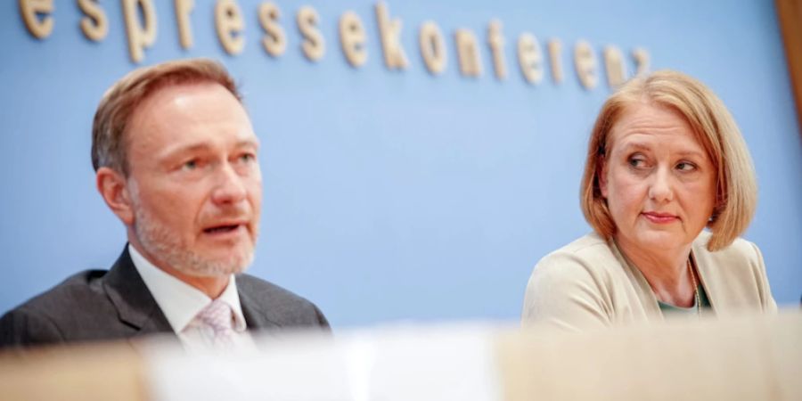 Christian Lindner (FDP), Bundesminister der Finanzen, und Lisa Paus (Bündnis 90/Die Grünen), Bundesministerin für Familie, Senioren, Frauen und Jugend, geben Pressekonferenz zur Vorstellung der Einigung der Koalition über die Eckpunkte der Kindergrundsicherung. Foto: Kay Nietfeld/dpa