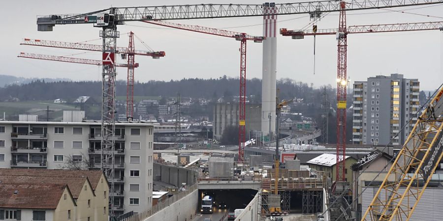 In der Schweiz stagniert die Wirtschaft. Vor allem die Industrie und der Bausektor erlitten im zweiten Quartal einen Dämpfer.(Symbolbild)