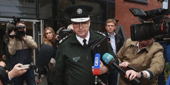 Der Polizeichef von Nordirland, Simon Byrne, spricht vor dem James House in Belfast zu den Medien. nordirland polizei datenpanne
