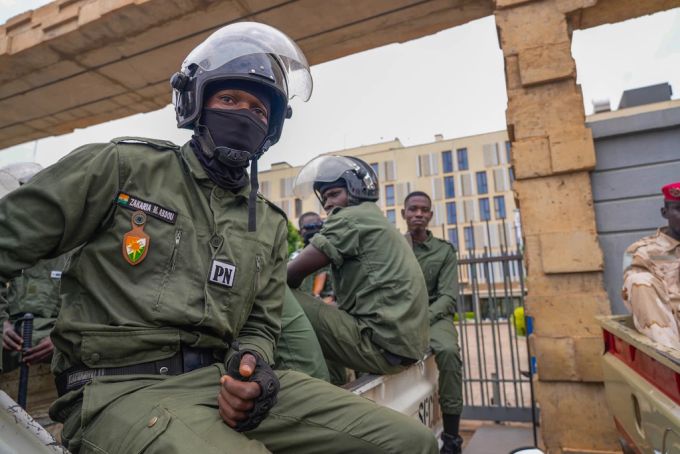 Polizisten vor dem Zollamt in Niamey. niger