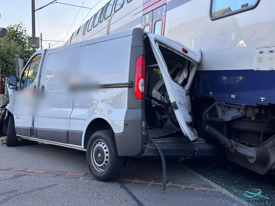 Der 25-jährige Lenker stellte den Wagen Parallel und hoffte, dass der Zug am Wagen vorbeikommt.