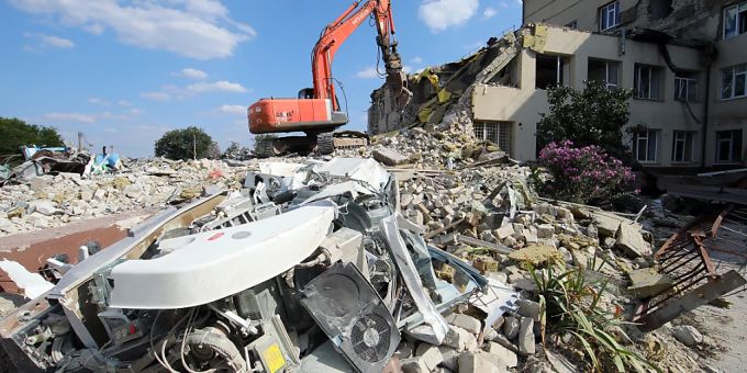 Ein Abrissfahrzeug beseitigt die Trümmer, während die Arbeiten zur Wiederherstellung des Zentralen städtischen Krankenhauses im Gange sind. Foto: Uncredited/Ukrinform/dpa Ein Abrissfahrzeug beseitigt die Trümmer, während die Arbeiten zur Wiederherstellung des Zentralen städtischen Krankenhauses im Gange sind. Foto: Uncredited/Ukrinform/dpa