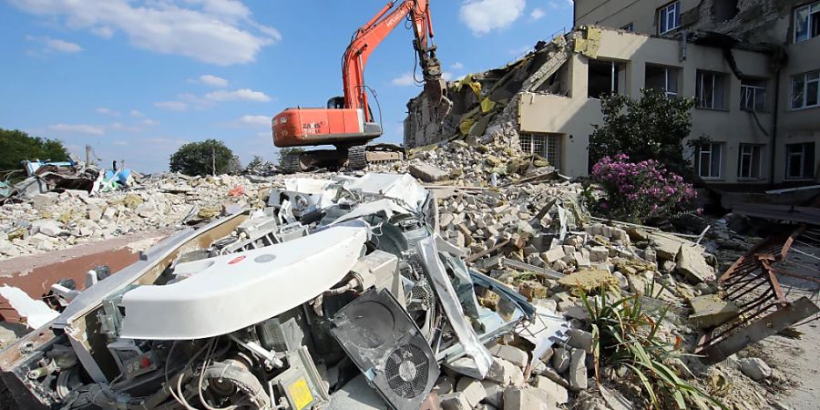 Ein Abrissfahrzeug beseitigt die Trümmer, während die Arbeiten zur Wiederherstellung des Zentralen städtischen Krankenhauses im Gange sind. Foto: Uncredited/Ukrinform/dpa