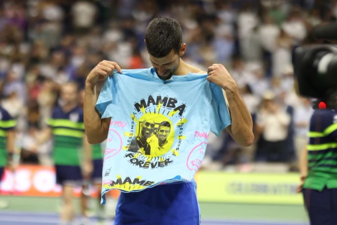 Mit diesem Shirt ehrt Djokovic die verstorbene NBA-Legende Kobe Bryant. Djokovic