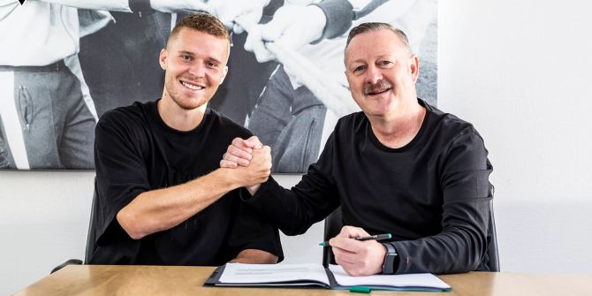 Nico Elvedi mit Gladbach-Sportchef Roland Virkus.