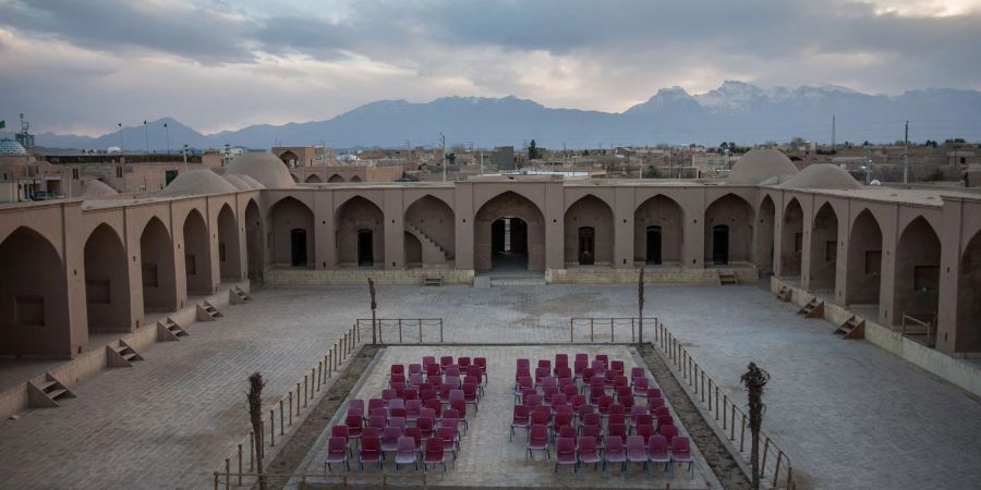 Blick auf eine verlassene Karawanserei nahe der iranischen Wüstenstadt Jasd.