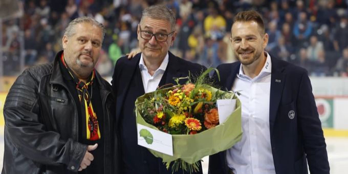 Marc Lüthi (M.) bei seiner Verabschiedung als CEO im September 2022, zusammen mit Nachfolger Raeto Raffainer (r.). Letzterer wurde mittlerweile bereits wieder abgesetzt. SCB