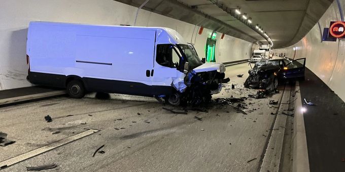 Zwei Verletzte bei Kollision im Belchentunnel bei Eptingen BL. Eptingen BL