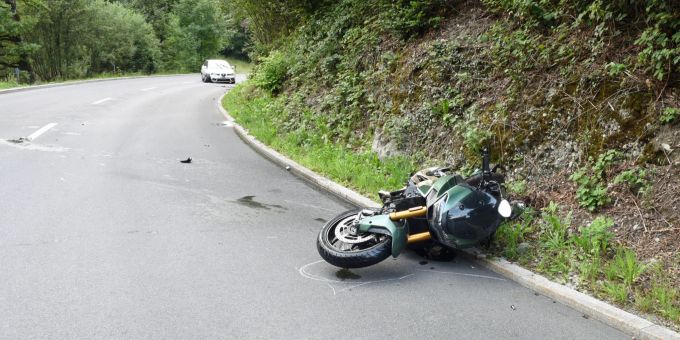 Meggen LU: Kollision zwischen Auto und Motorrad. Unfall Meggen LU