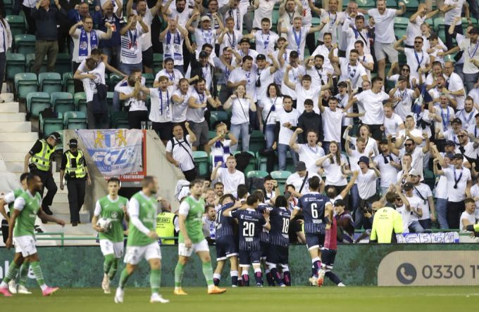 Die Spieler und Fans des FC Luzern jubeln über den zwischenzeitlichen Ausgleich im Hinspiel des Conference-League-Qualifikationsspiel gegen Hibernian Edinburgh. fc luzern