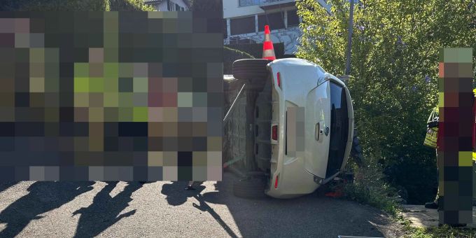 Auf Seite gekippt - Autofahrerin (47) prallt in Klingnau AG gegen Mauer