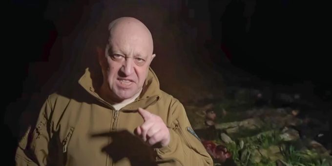 Gemäss übereinstimmenden Medienberichten ist Jewgeni Prigoschin bei einem Flugzeugabsturz gestorben – wer war der Söldnerführer an Putins Seite? (Archivbild) Jewgeni Prigoschin Volksheld Verräter