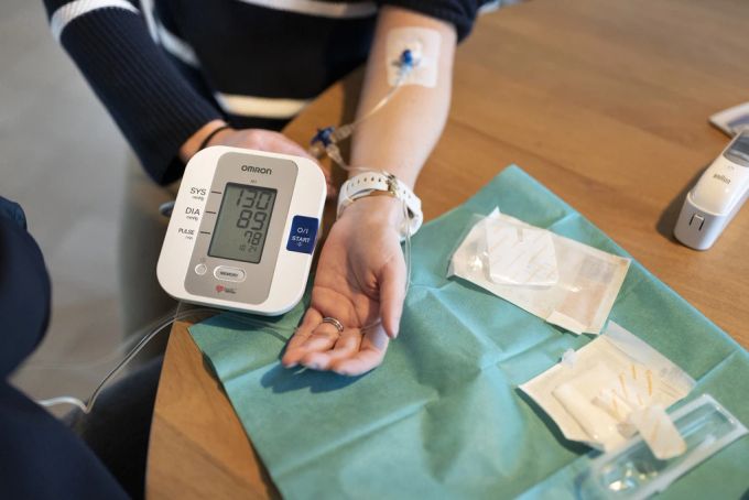 Einer Patientin wird der Blutdruck gemessen. pflege