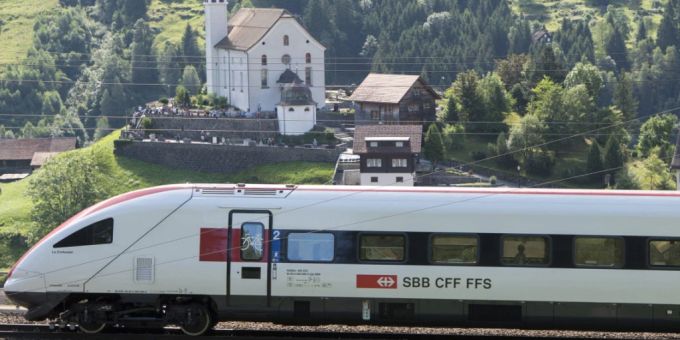 Sollen entschädigt werden: Pendler zwischen dem Tessin und der Deutschschweiz werden das Kirchlein von Wassen bis Ende des Jahres zur Genüge zu sehen bekommen. Sollen entschädigt werden: Pendler zwischen dem Tessin und der Deutschschweiz werden das Kirchlein von Wassen bis Ende des Jahres zur Genüge zu sehen bekommen.